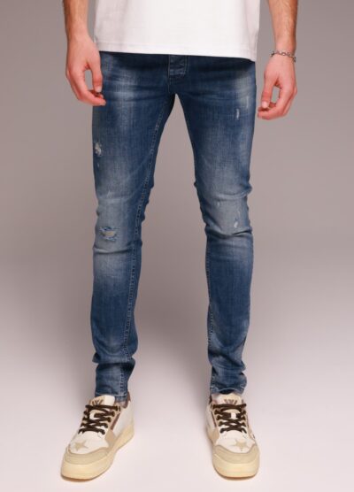 ג'ינס סקיני כחול עם שטיפות וקרעים מבית W JEANS.