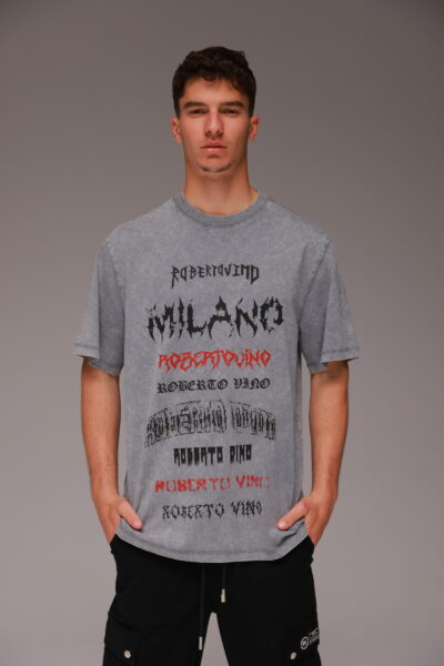 חולצת טישרט בצבע אפור עם הדפסים גרפיים מבית ROBERTO VINO MILANO.