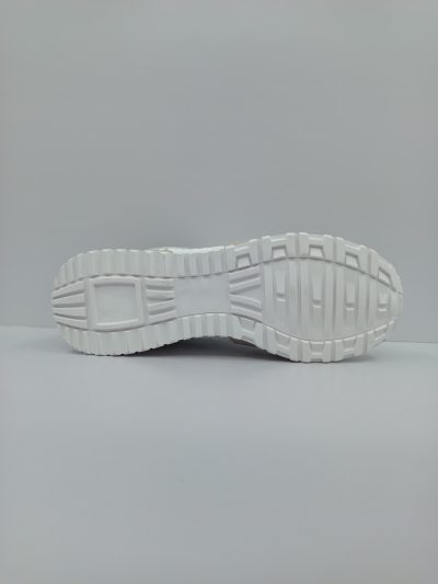 נעלי סניקרס מבית ROBERTO VINO בצבע בז'-לבן, עם טקסטורה.