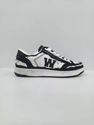 נעלי סניקרס בצבע שחור-לבן עם גימורים פרומים ולוגו, מבית W JEANS