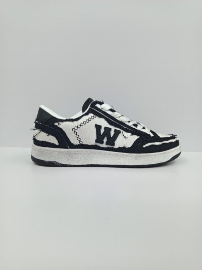 נעלי סניקרס בצבע שחור-לבן עם גימורים פרומים ולוגו, מבית W JEANS