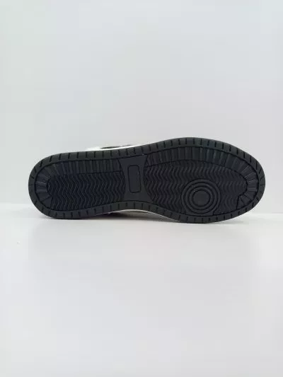 נעלי סניקרס בצבע שחור-לבן עם לוגו שחור מבית W JEANS