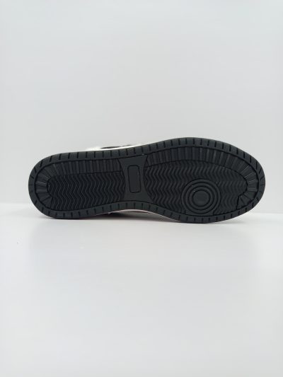 נעלי סניקרס בצבע שחור-לבן עם לוגו שחור מבית W JEANS