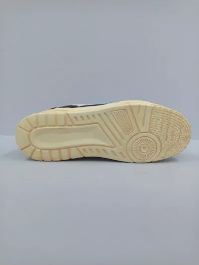 נעלי סניקרס W JEANS שחורות עם כוכבים רקומים, שילוב של בד ודמוי עור, וסוליה אופנתית בגוון בהיר.