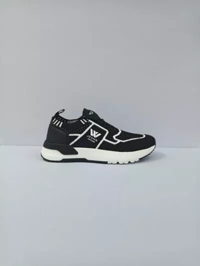 נעלי סניקרס שחור-לבן מבית W JEANS עם סוליית גומי נוחה, בעיצוב ספורטיבי.