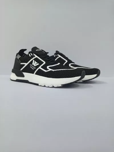 נעלי סניקרס שחור-לבן מבית W JEANS עם סוליית גומי נוחה, בעיצוב ספורטיבי.