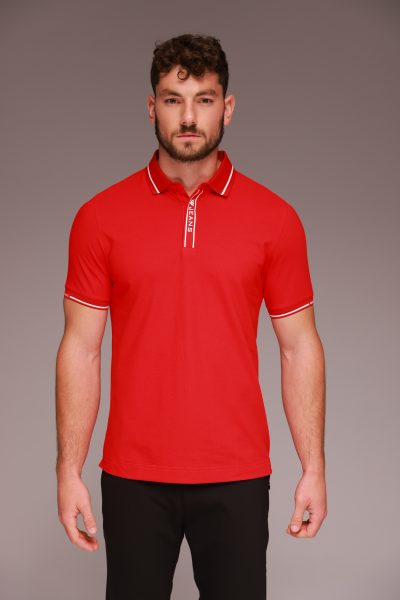 חולצת פולו בצבע אדום עם טקסט לוג W JENAS בצבע לבן על כפתורים קידמי ,פס לבן על הקצה של הצווארון , בגב החולצה לאורך טקסט W JEANS ארבע פעמים בצבע לבן, שרוולים קצרים עם פס לבן ולוגו WJ חולצה מבית W JEANS