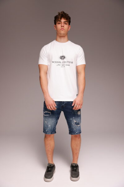 מכנסי ג’ינס קצרים עם קרעים וכתמי צבע מבית W JEANS.