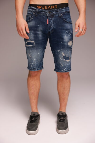מכנסי ג’ינס קצרים עם קרעים וכתמי צבע מבית W JEANS.