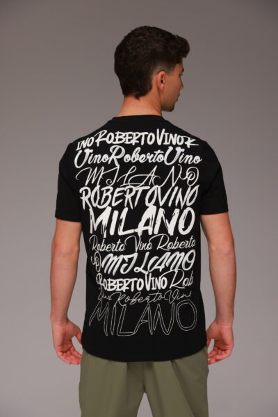 חולצת טי שחורה עם לוגו קדמי מודגש מבית ROBERTO VINO.