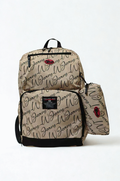 תיק גב בז’ עם הדפס לוגו חוזר מבית W JEANS – מושלם לסטודנטים, לבית ספר, עבודה ולשימוש יומיומי.