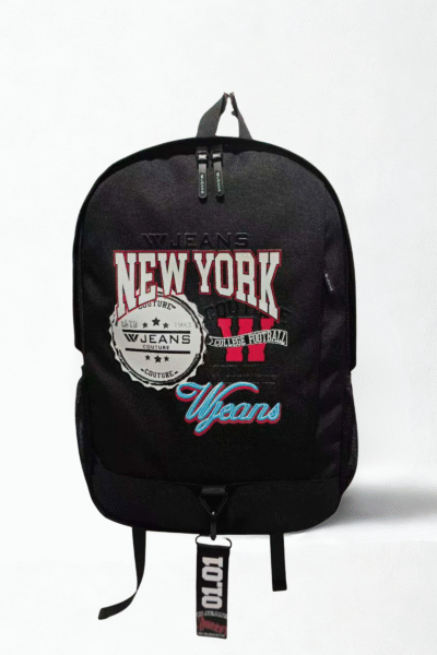 תיק גב שחור לגבר של W JEANS עם הדפס “NEW YORK” בצבעים אדום, לבן וכחול.