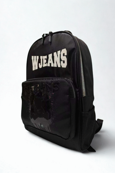 תיק גב שחור של W JEANS עם הדפס לוגו בולט, תאים מרווחים ורצועות גב מתכווננות.