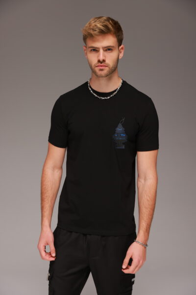 חולצת טישרט שחורה עם הדפס דומיננטי של WJEANS