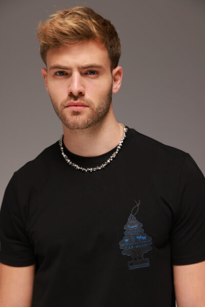חולצת טישרט שחורה עם הדפס דומיננטי של WJEANS