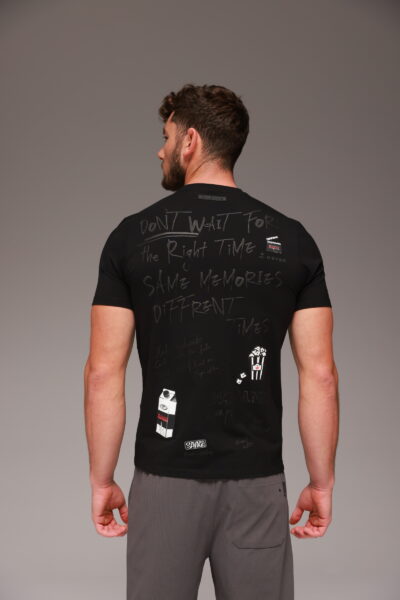 חולצת טי שחורה עם הדפס כתב יד בחזית מבית W JEANS