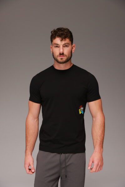 טישרט שחור עם סמל ימי ייחודי מבית W-JEANS.