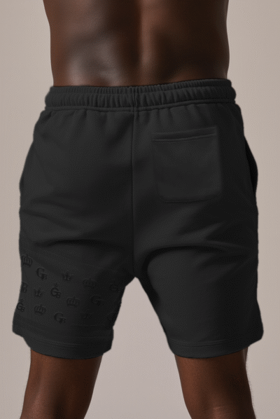 מכנס קצר שחור של GIORGIO BELLINI עם הדפס לוגואים בולטים על רגל אחת.