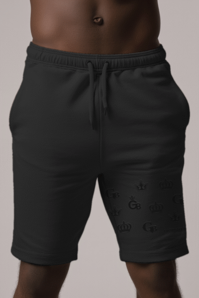 מכנס קצר שחור של GIORGIO BELLINI עם הדפס לוגואים בולטים על רגל אחת.