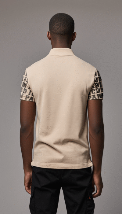 חולצת פולו בז' עם רוכסן ושרוולים מודפסים מבית ICON PARIS.