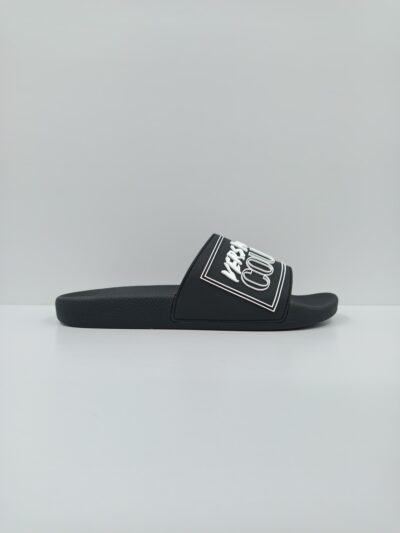 כפכפי סליידס שחורים עם לוגו לבן בולט מבית VERSACE JEANS COUTURE.