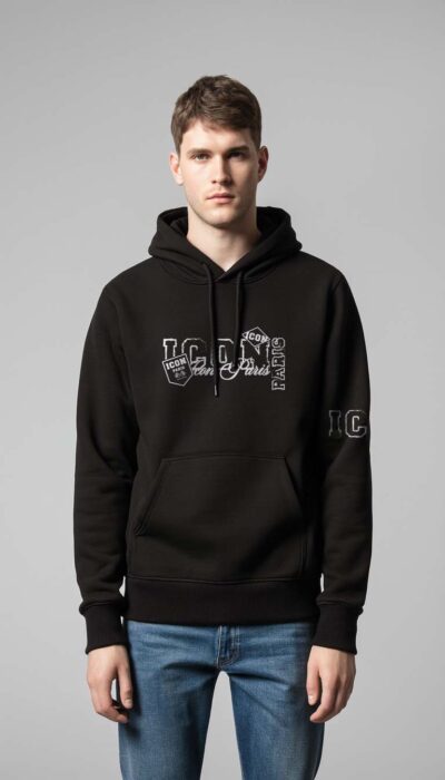 קפוצ’ון שחור לגבר ICON PARIS עם הדפס כסוף בחזה, כיס קנגורו וקפוצ’ון מתכוונן. הדפסים גדולים בגוון כסוף לכל אורך הגב.