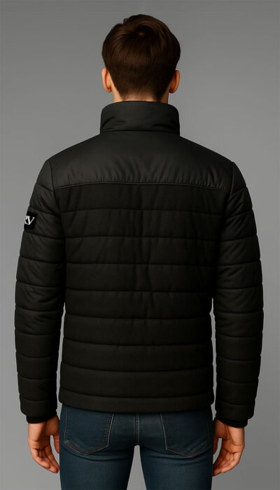 מעיל שחור לגבר מבית ROBERTO VINO עם תפרי פסים אופקיים, רוכסן קדמי ולוגו על השרוול.