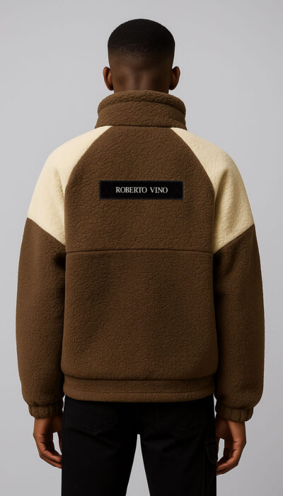 מעיל פליז דו־צבעי לגבר Roberto Vino בצבע חום־בז' עם רוכסן מלא ולוגו מודגש בחזית ובגב.