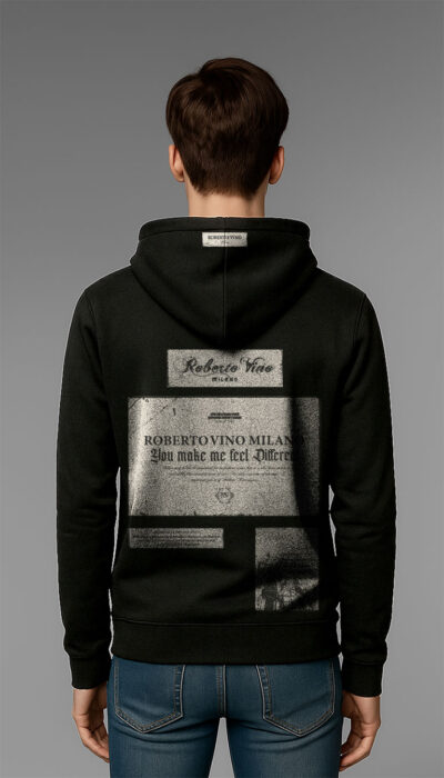 קפוצ'ון שחור לגבר ROBERTO VINO עם טלאי לוגו בחזית והדפס גדול בגב, בגזרת סטריט נוחה.