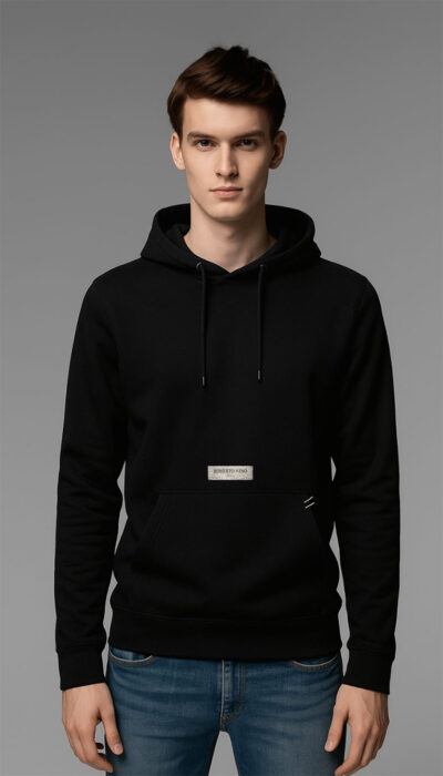 קפוצ'ון שחור לגבר ROBERTO VINO עם טלאי לוגו בחזית והדפס גדול בגב, בגזרת סטריט נוחה.