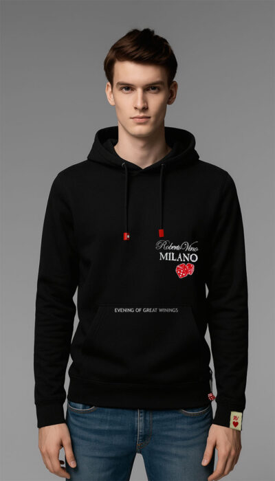 קפוצ'ון שחור לגבר של ROBERTO VINO עם הדפס קוביות אדומות ולוגו MILANO, מבד כותנה איכותי.