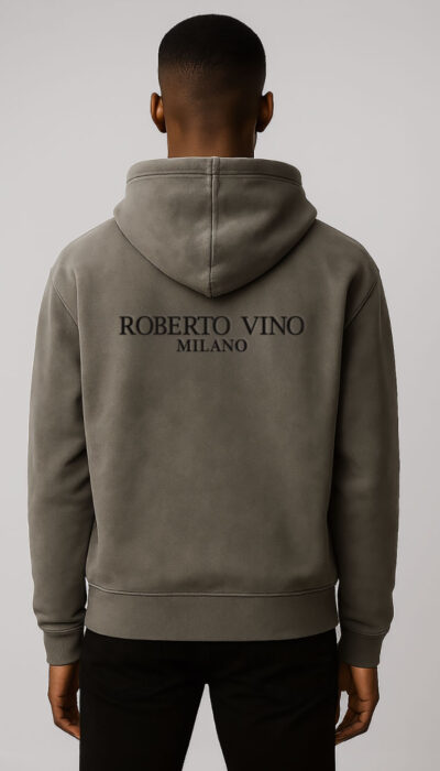 קפוצ'ון גברי בצבע אפור של ROBERTO VINO, עם לוגו מודפס בחזית והדפס מותג גדול בגב.