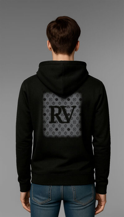 קפוצ'ון שחור מבית Roberto Vino עם הדפס מונוגרם גדול ולוגו RV בולט.