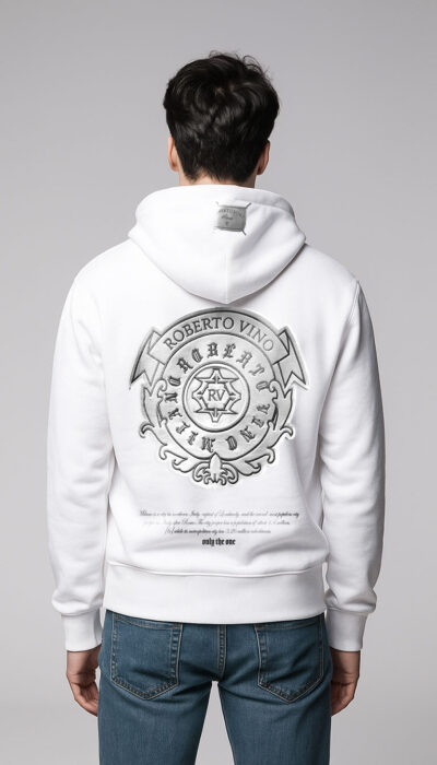 קפוצ'ון בצבע לבן עם הדפס לוגו יוקרתי מקדימה והדפס גדול בגב מבית Roberto Vino.