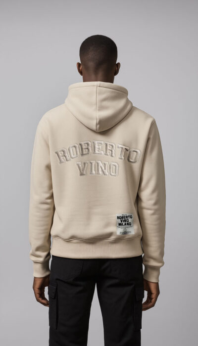 קפוצ’ון גברי בצבע בז’ של ROBERTO VINO עם רקמה קדמית ורקמה גדולה בגב.