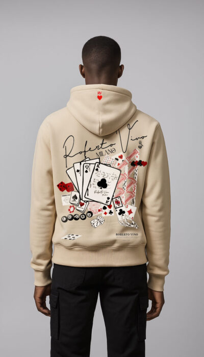 קפוצ'ון בצבע בז' עם הדפס קז’ינו צבעוני בגב ולוגו מינימליסטי בחזית מבית ROBERTO VINO.