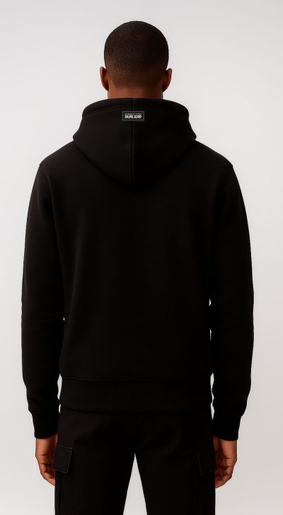 ג'קט שחור לגבר מבית ROBERTO VINO עם רוכסן קדמי, קפוצ'ון לוגו מודפס בחזית, שרוך הוד בעיצוב מודפס, בד משולב כותנה לייקרה ופוליאסטר לנוחות ועמידות.