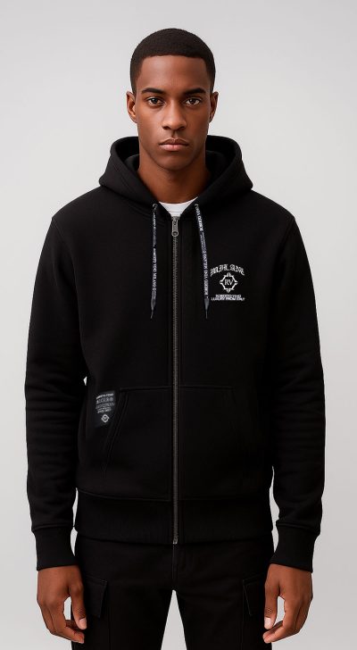 ג'קט שחור לגבר מבית ROBERTO VINO עם רוכסן קדמי, קפוצ'ון לוגו מודפס בחזית, שרוך הוד בעיצוב מודפס, בד משולב כותנה לייקרה ופוליאסטר לנוחות ועמידות.