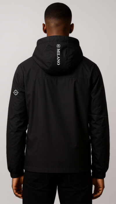 מעיל רוח שחור עם קפוצ'ון לגבר ROBERTO VINO, לוגו בחזה ובקפוצ'ון, רוכסן מלא וכיסים פונקציונליים.