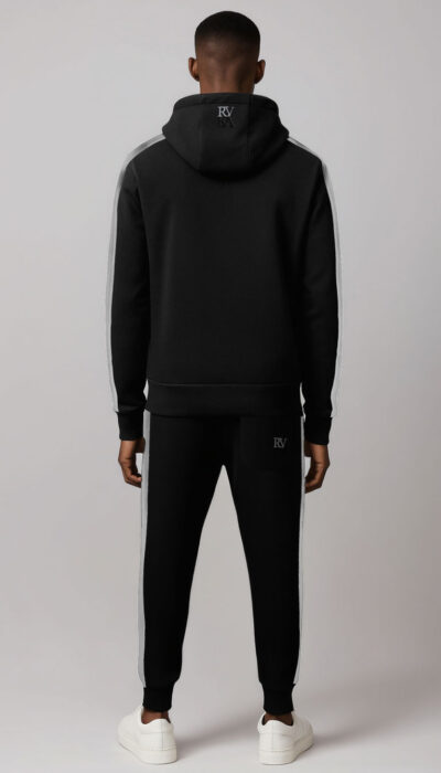 חליפת טרנינג שחורה לגבר של ROBERTO VINO – קפוצ'ון עם לוגו RV ומכנס תואם.