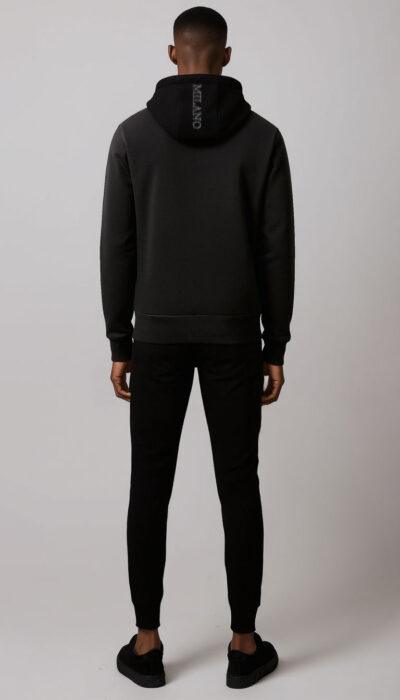 חליפת טרנינג שחורה של ROBERTO VINO – קפוצ׳ון ומכנס תואמים בעיצוב נקי ויוקרתי.