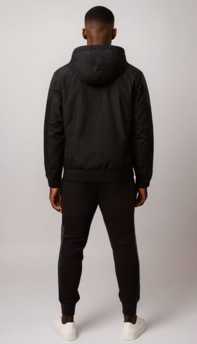 חליפת טרנינג לגבר בצבע שחור עם קפוצ’ון ורוכסנים מבית ROBERTO VINO עם פס צד כהה בגב.