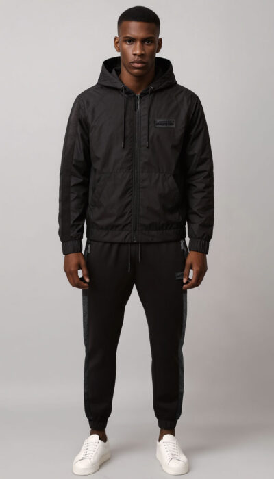 חליפת טרנינג לגבר בצבע שחור עם קפוצ’ון ורוכסנים מבית ROBERTO VINO עם פס צד כהה בגב.