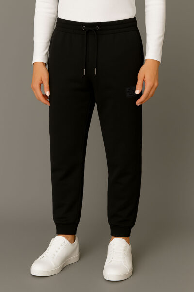 חליפת טרנינג שחורה לגבר ROBERTO VINO עם קפוצ'ון וכיס קנגורו, לוגו מוטבע ומכנס בגזרה נוחה עם מותן אלסטית.