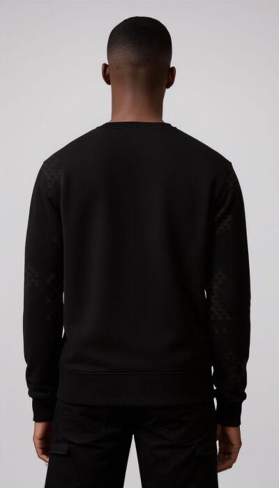 סווטשירט לגבר שחור Roberto Vino Milano עם לוגו מודגש בחזית והדפס עדין על כל הבד.