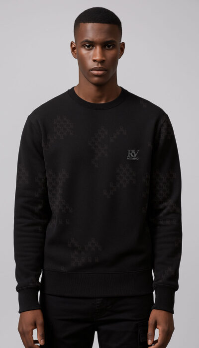 סווטשירט לגבר שחור Roberto Vino Milano עם לוגו מודגש בחזית והדפס עדין על כל הבד.