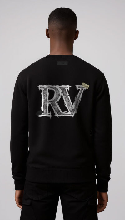 סווטשירט שחור לגבר מבית ROBERTO VINO עם לוגו RV גדול בגב ולוגו קטן בחזה, בד עבה בגזרת סטריט-סטייל.