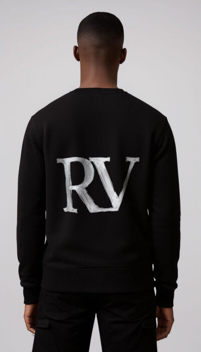 סווטשירט שחור לגבר ROBERTO VINO עם הדפס MILANO בחזית והדפס RV גדול בגב.