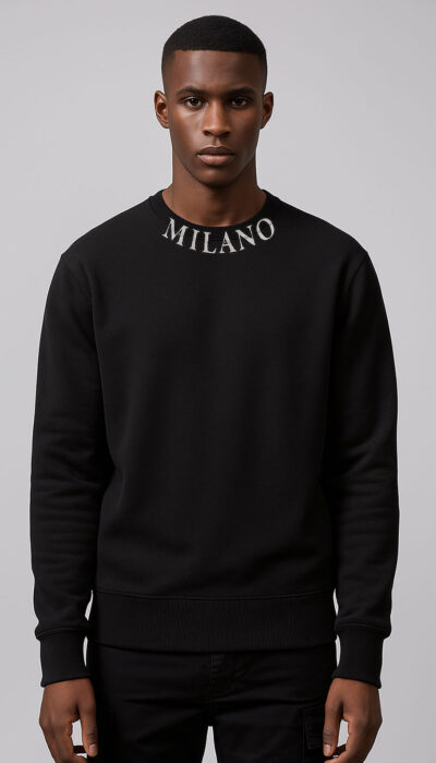 סווטשירט שחור לגבר ROBERTO VINO עם הדפס MILANO בחזית והדפס RV גדול בגב.