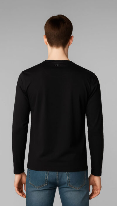 חולצת שרוול ארוך שחורה לגבר ROBERTO VINO עם לוגו מודפס בלבן בחזית.